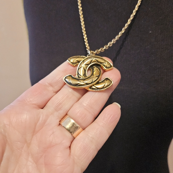 Gold CHANEL- Esq "CC" Pendant Charm - Picture 8 of 10